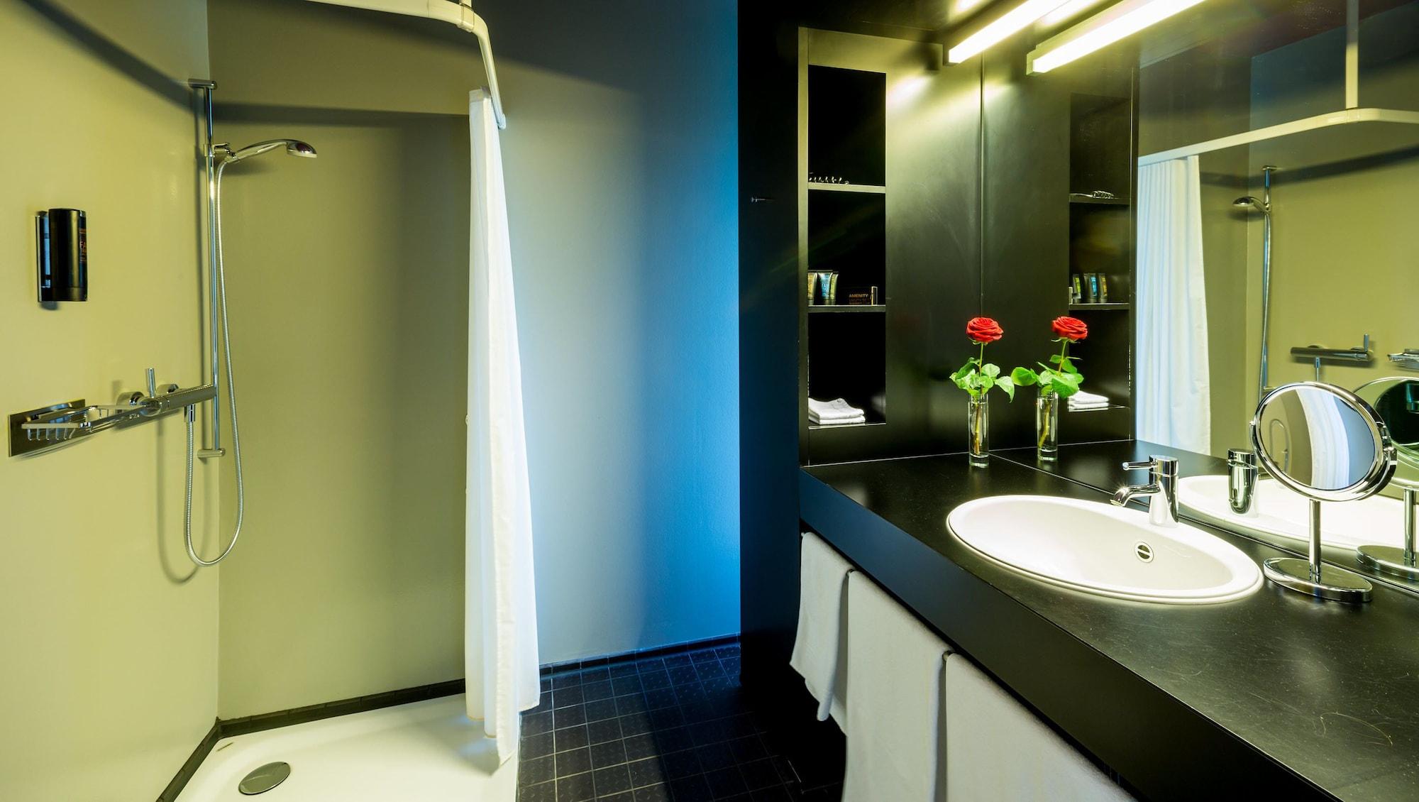 Dasbreitehotel Am Rhein Базел Екстериор снимка