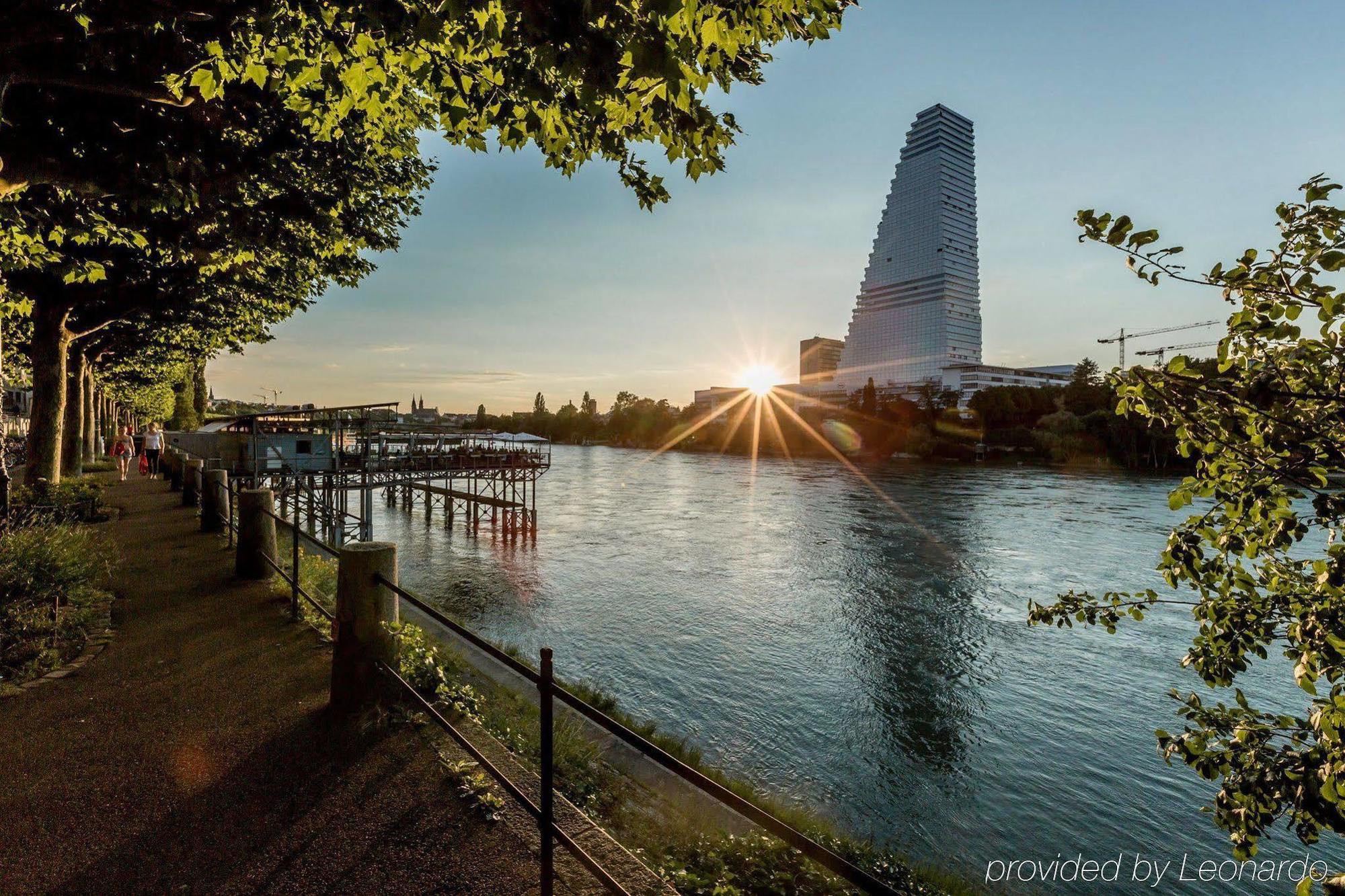 Dasbreitehotel Am Rhein Базел Екстериор снимка