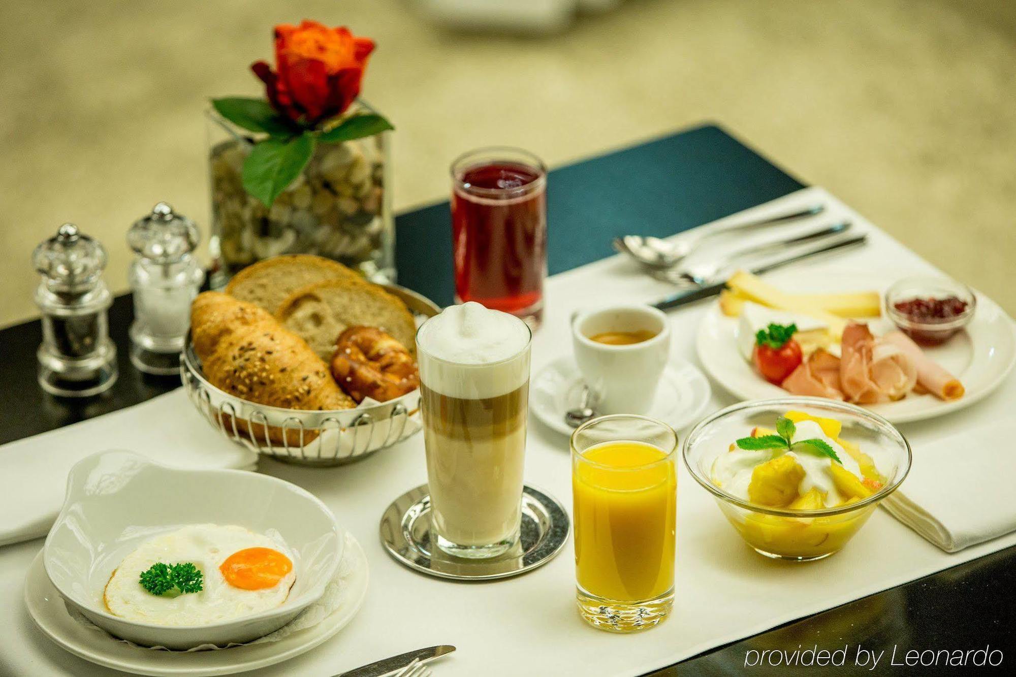 Dasbreitehotel Am Rhein Базел Екстериор снимка