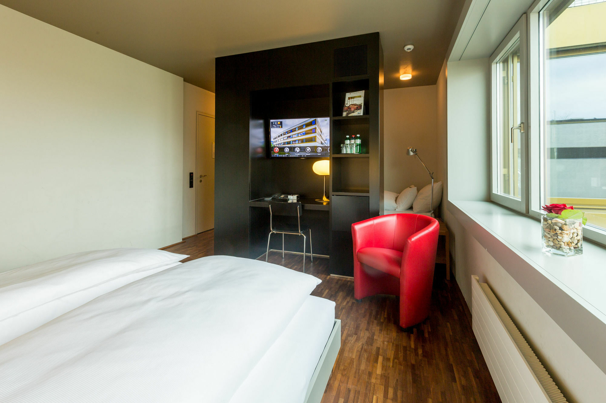 Dasbreitehotel Am Rhein Базел Екстериор снимка